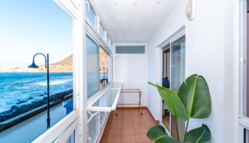 Apartment on the first line in Bajamar